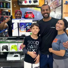Cliente retirando o produto na loja Games Express SP