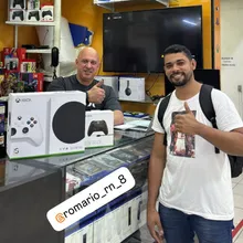Cliente retirando o produto na loja Games Express SP
